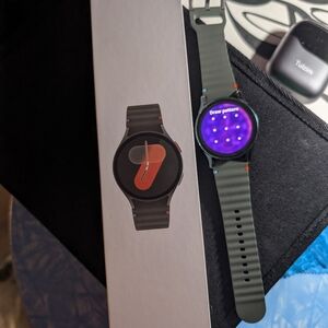 Sleek Gray Smartwatch with Interactive Display Samsung Galaxy 7 Smartwatch